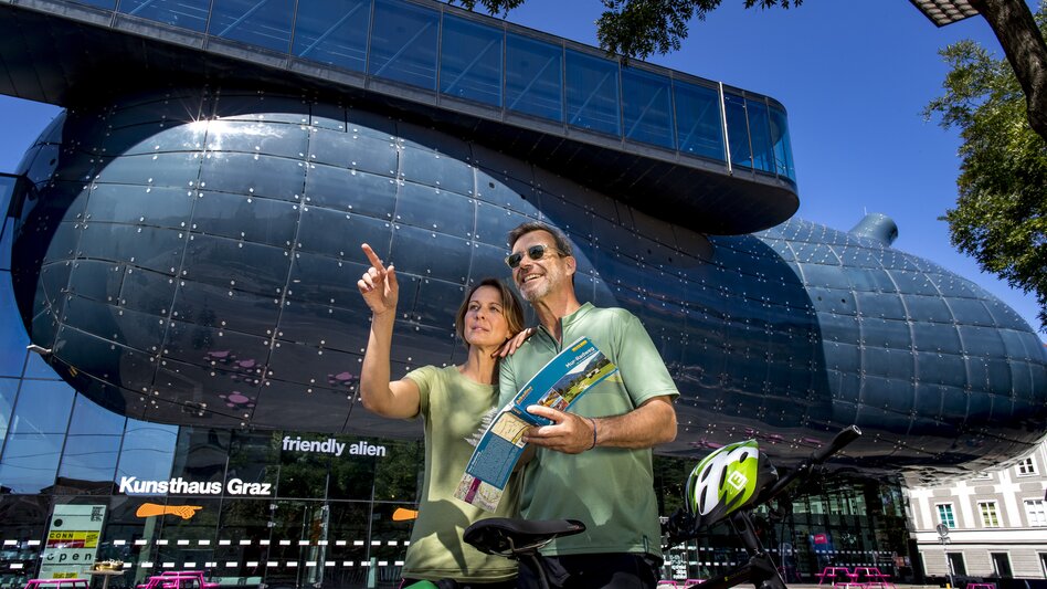 Radfahrer vor dem Kunsthaus (friendly alien) in Graz | © STG | Tom Lamm