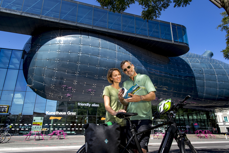 Radfahrer vor dem Kunsthaus (friendly alien) in Graz | © STG | Tom Lamm