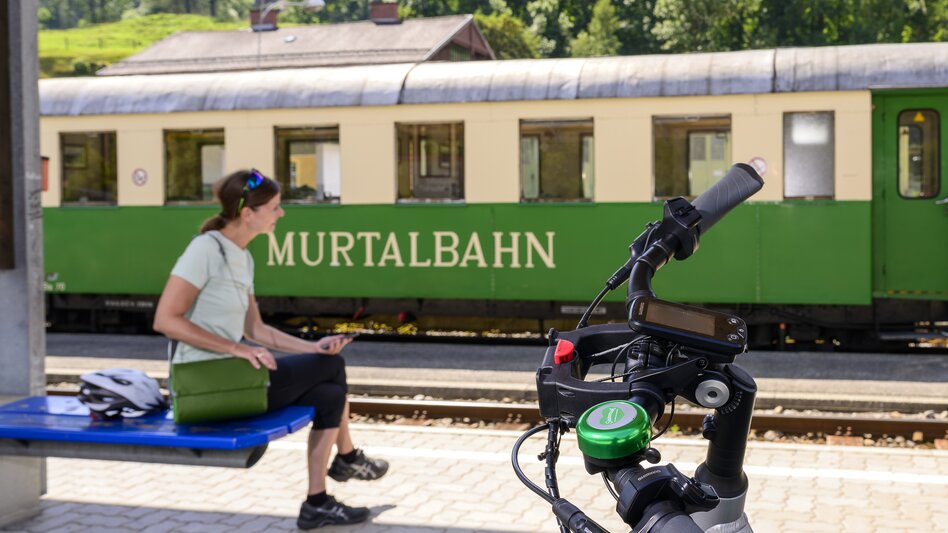 Die Murtalbahn als Begleiter des Murradweges