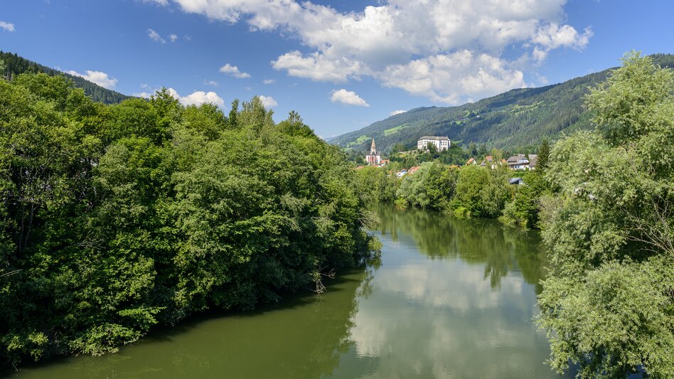Die Mur bei Murau mit Schloss Murau