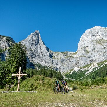 Mountainbiker beim  Juliuskreuz in der Eisenerzer Ramsau
