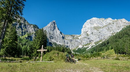 Mountainbiker beim  Juliuskreuz in der Eisenerzer Ramsau | © STG | Jesse Streibl