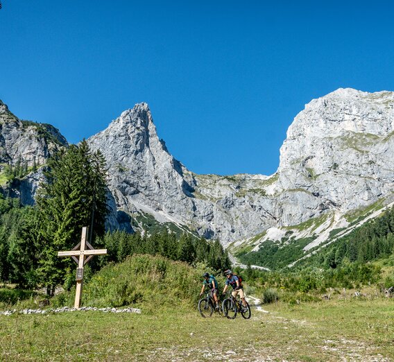 Mountainbiker beim  Juliuskreuz in der Eisenerzer Ramsau | © STG | Jesse Streibl