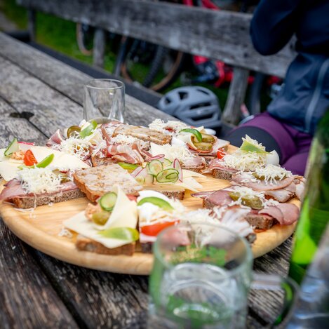 Stärkung beim Biken | © STG | Jesse Streibl