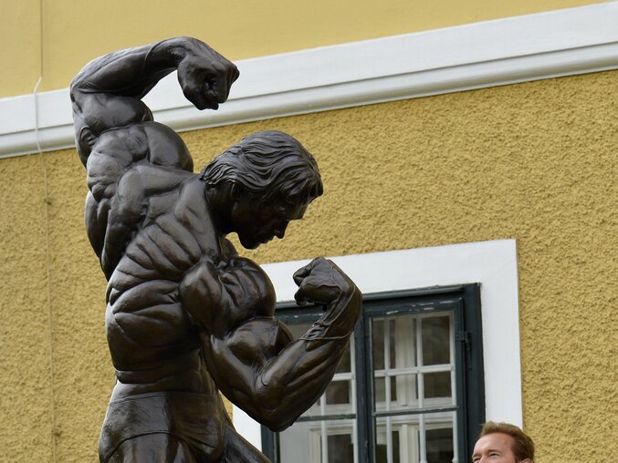 Arnold Schwarzenegger bei seinem Museum in Thal