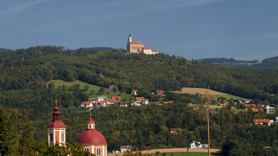 Pöllau mit Schloss Pöllau und Wallfahrtskirche Pöllauberg