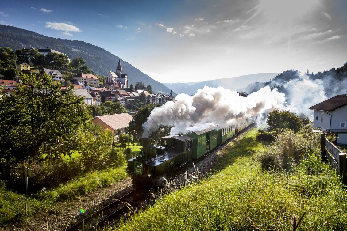 Murtalbahn mit Murau im Hintergrund | © STG | Tom Lamm