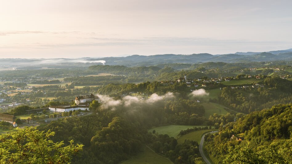 Blick auf Schloss Seggau und Wallfahrtskirche Frauenberg