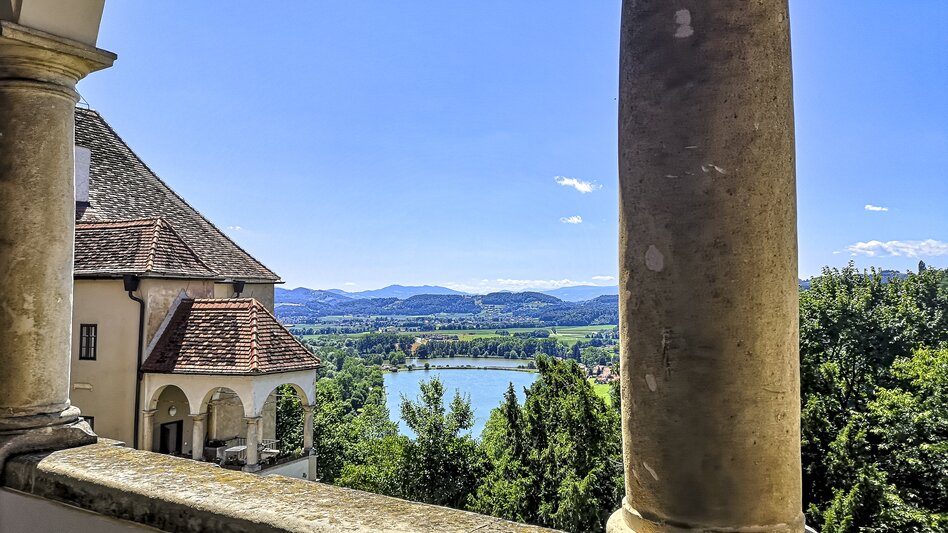 Schloss Seggau mit Blick auf Sulmsee