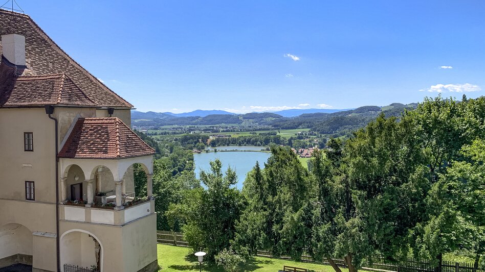 Schloss Seggau mit Blick auf Sulmsee