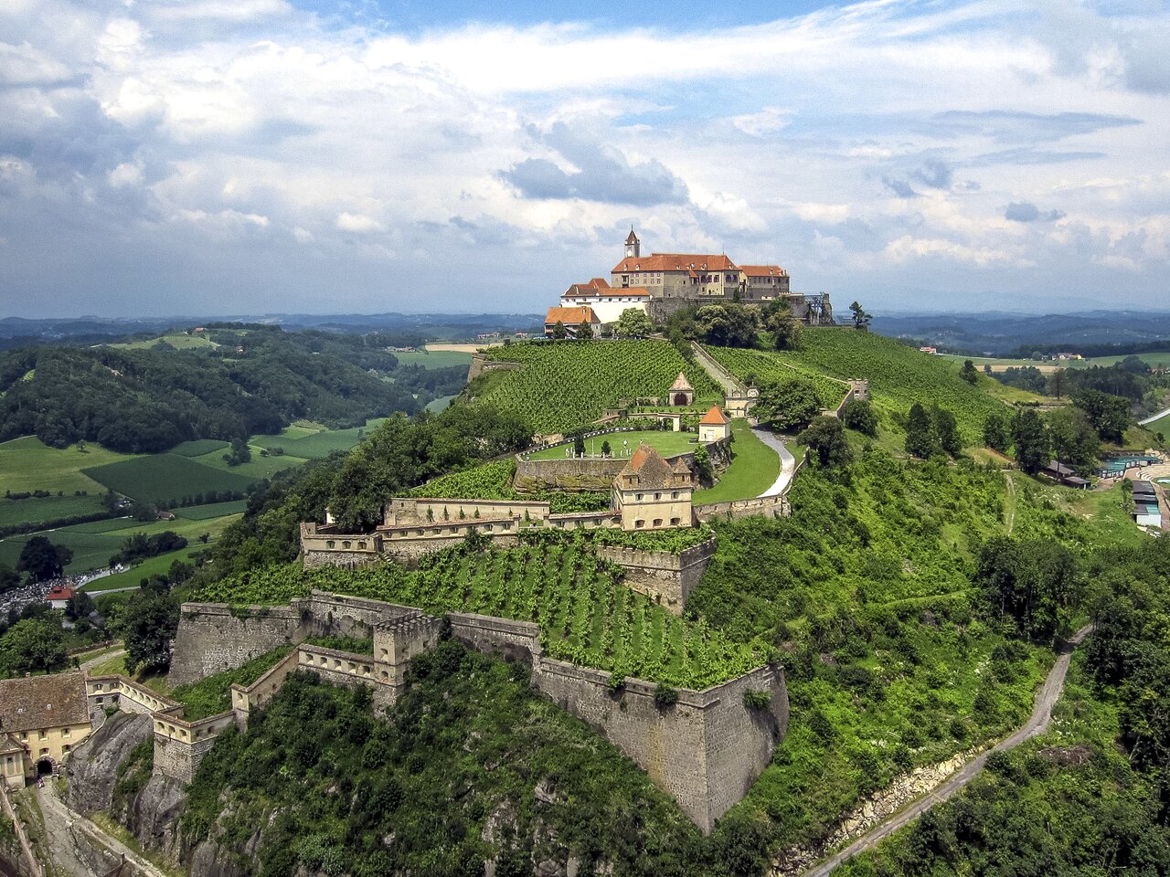 Die imposante Riegersburg auf dem Vulkanfelsen mit 3 Museen