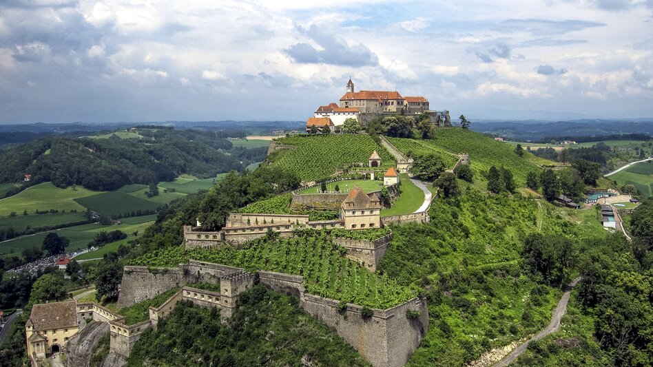 Die imposante Riegersburg auf dem Vulkanfelsen mit 3 Museen