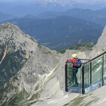 Treppe ins Nichts am Dachstein | © PlanaiHochwurzen Bahnen | Gery Wolf