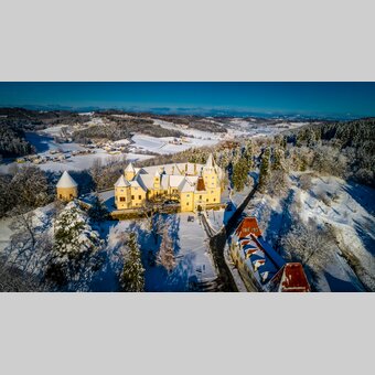 Schloss Kornberg im Winterkleid | © Bardeau GmbH | H. Taferl