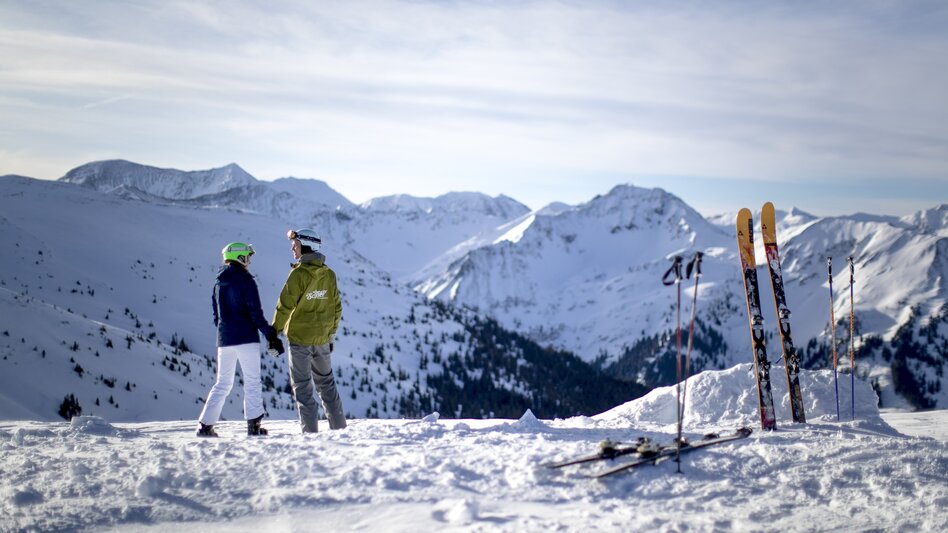 Skifahrer auf der Planneralm mit Panoramablick
