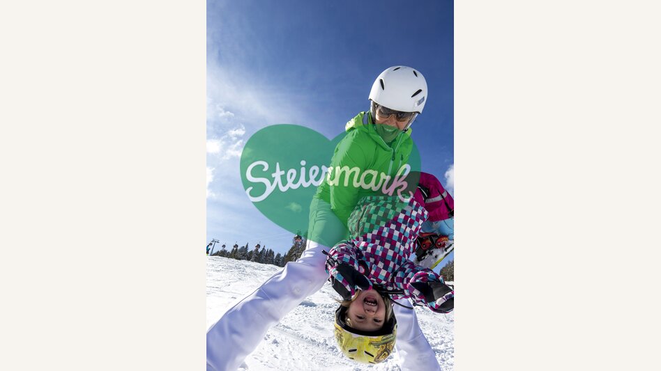 Mutter mit Nachwuchs-Skifahrerin | © STG | Tom Lamm