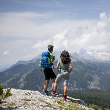 Ein Paar blickt vom Stoderzinken auf den Dachstein-Gletscher