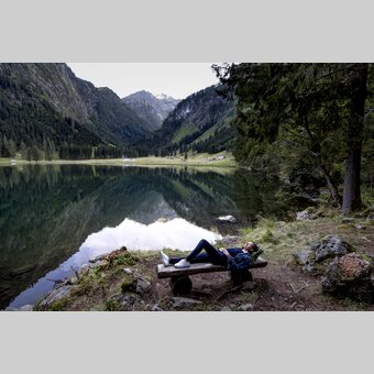 Break at the Schwarzensee lake in nature park Sölktäler | © Steiermark Tourismus | Tom Lamm
