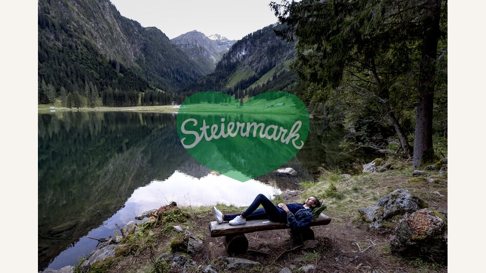 Break at the Schwarzensee lake in nature park Sölktäler | © Steiermark Tourismus | Tom Lamm