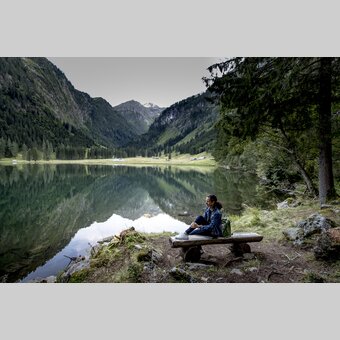 Break at the Schwarzensee lake in nature park Sölktäler | © Steiermark Tourismus | Tom Lamm