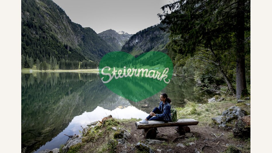 Break at the Schwarzensee lake in nature park Sölktäler | © Steiermark Tourismus | Tom Lamm