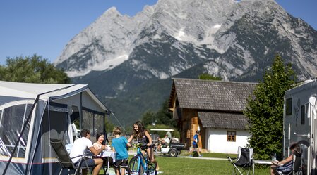 Campingurlaub mit Blick auf Grimming | © Steiermark Tourismus | Tom Lamm