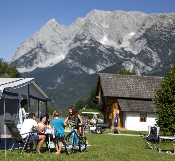 Campingurlaub mit Blick auf Grimming | © Steiermark Tourismus / ikarus.cc | Tom Lamm