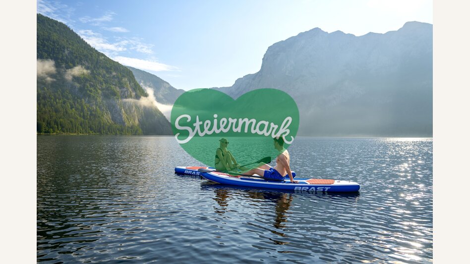 Stand up paddling on Lake Altaussee | © Ausseerland Salzkammergut | Susanne Einzenberger