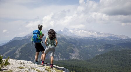 Blick auf den Dachsteingletscher: Wanderroute "Vom Gletscher zum Wein" | © Steiermark Tourismus | Tom Lamm