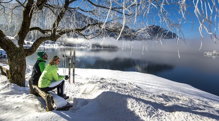 Cross-country skiers having a rest at Grundlsee lake, Ausseerland - Salzkammergut | © Steiermark Tourismus | Tom Lamm