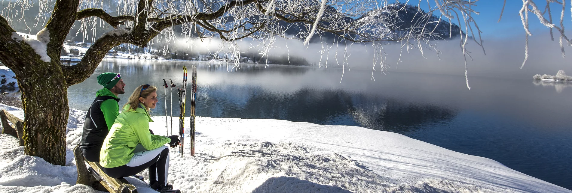 Cross-country skiers having a rest at Grundlsee lake, Ausseerland - Salzkammergut | © Steiermark Tourismus | Tom Lamm