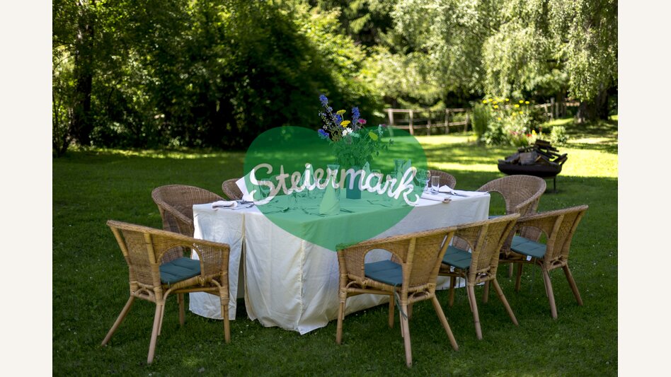 Essen im Grünen: Tafel für die Seminarteilnehmer im Landsitz Pichlschloss | © STG | Tom Lamm