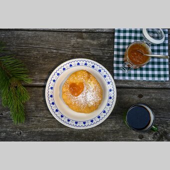 Stärkung beim Wandern mit einem Bauernkrapfen | © STG | pixelmaker.at