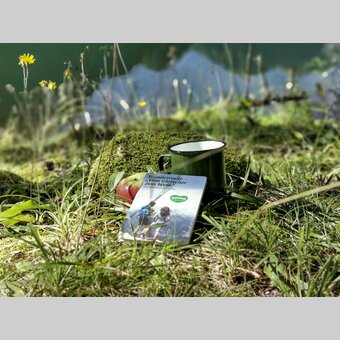 Hiking team: apple, water and a map of walks | © Steiermark Tourismus | Martina Haselwander