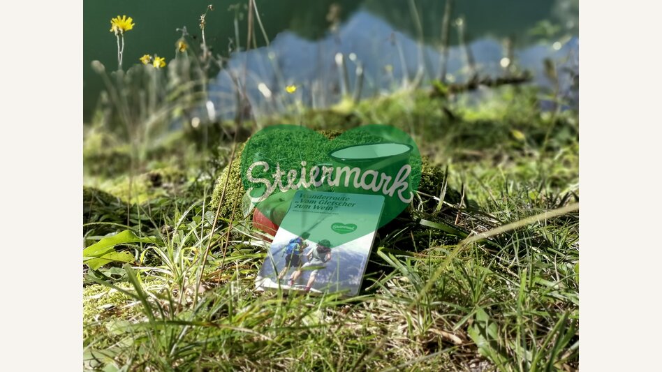 Hiking team: apple, water and a map of walks | © Steiermark Tourismus | Martina Haselwander