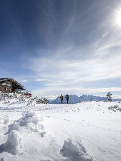 Winterwandern mit Aus- und Weitblicken auf der Tauplitz, Kriemandl-Hütte auf 1880 m Seehöhe | © STG | Tom Lamm