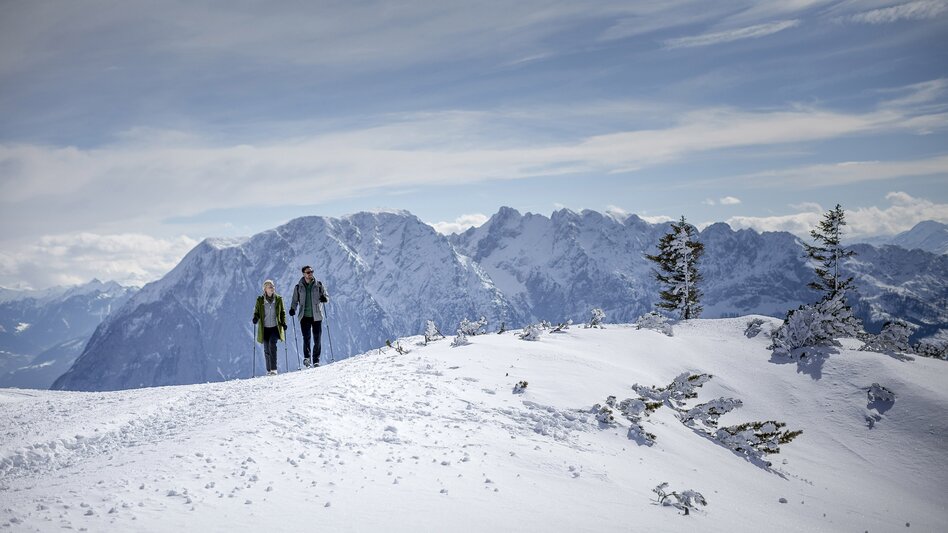 Winterwandern mit Aus- und Weitblicken auf der Tauplitz, nahe Kriemandl-Hütte auf 1880 m Seehöhe, Ausseerland; Kleidung: Lodenwalke Ramsau | © Steiermark Tourismus | Tom Lamm