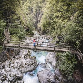 Person auf einem Holzsteg in der Nothklamm in Gams im Naturpark Steirische Eisenwurzen