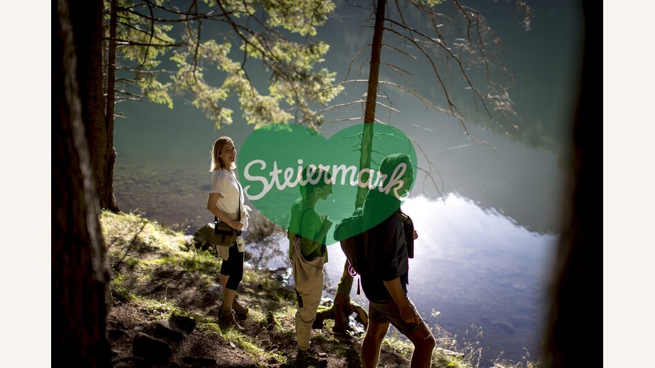 Walking next to the Schwarzensee (lake) in the nature park Sölktäler | © Steiermark Tourismus | Tom Lamm