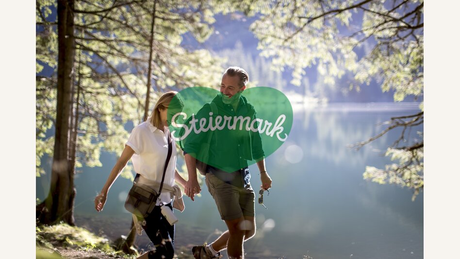 Walking next to the Schwarzensee (lake) in the nature park Sölktäler | © Steiermark Tourismus | Tom Lamm