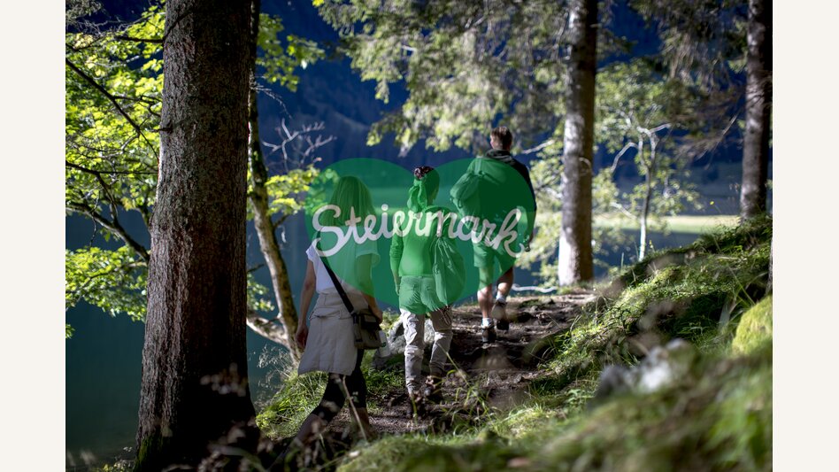 Walking next to the Schwarzensee (lake) in the nature park Sölktäler | © Steiermark Tourismus | Tom Lamm