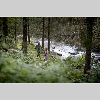 Sommerfrischer Spaziergang im Grünen Herz | © STG | Tom Lamm
