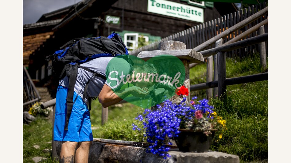 Erfrischung bei der Tonnerhütte am Zirbitzkogel | © STG | Tom Lamm