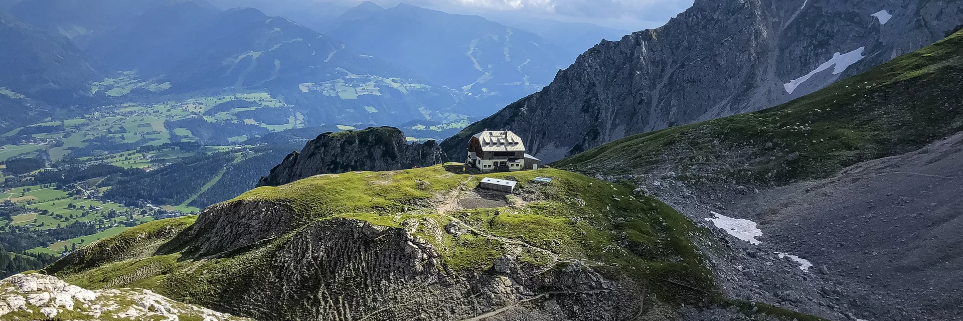 Guttenberghaus, Blick ins Ennstal: Wanderroute "Vom Gletscher zum Wein" (Etappe 1) | © Steiermark Tourismus | Martina Traisch