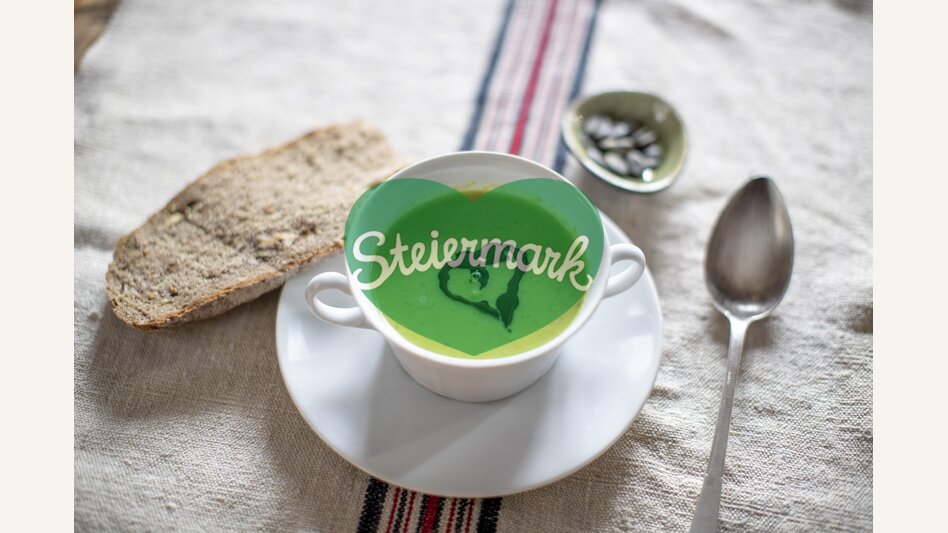 Gesunde Erbsensuppe mit (Kernöl-) Herz | © STG | Tom Lamm