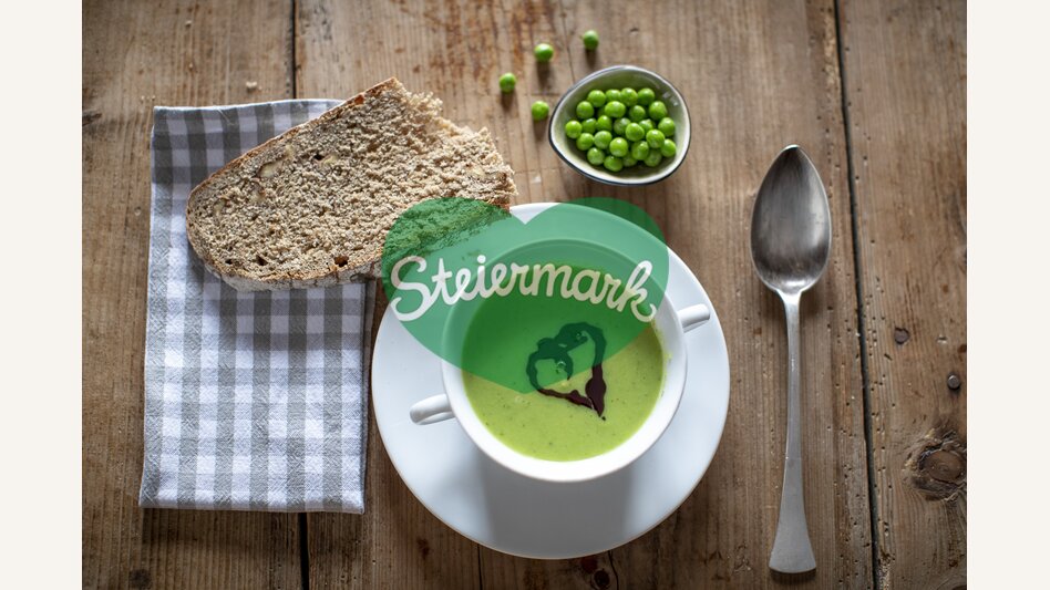 Gesunde Erbsensuppe mit (Kernöl-) Herz | © STG | Tom Lamm