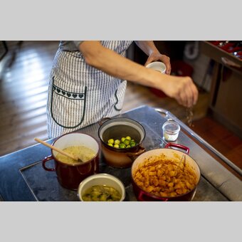 Warming dishes from the set cooker | © Steiermark Tourismus | Tom Lamm