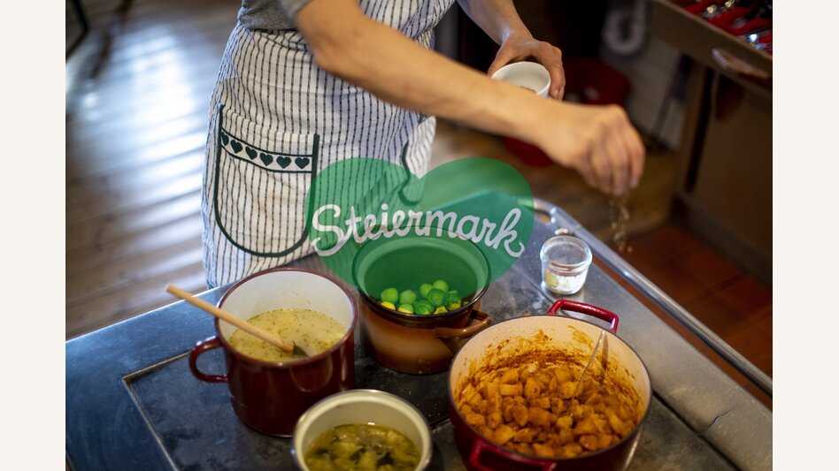 Warming dishes from the set cooker | © Steiermark Tourismus | Tom Lamm