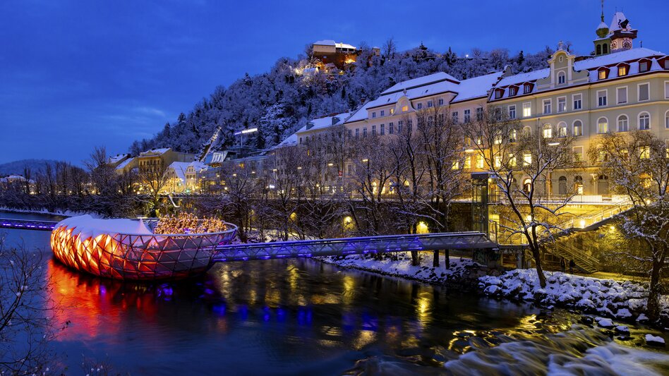 Murinsel und Schloßberg im abendlichen  Winterkleid