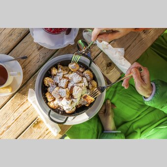 This tastes good: Kaiserschmarrn with cranberries and apple sauce | © Steiermark Tourismus | Punkt & Komma